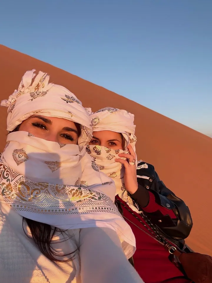 Sonia y Raquel Torres en las dunas, cerca de Marrakech