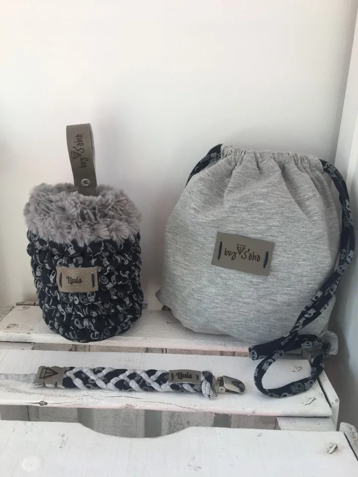 Pack baby en negro con el nombre Lluís: portabibis con pelo, chupetero y mochilita gris